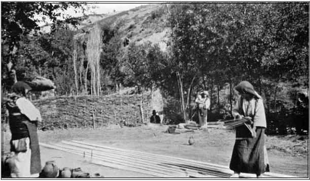 селани ткаат близу Охрид, 1904, фотографија