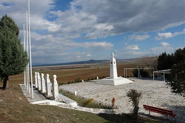 Меморијален споменик на паднатите војници во битката за Митролескиот Врв на Мачуково/ Евзони на 13 и 14 септември 1916, лоциран во Ругуновец / Поликастро / Карасули